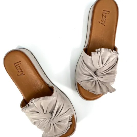 The Knotted Flatform Slide Sandal in Silver Beige