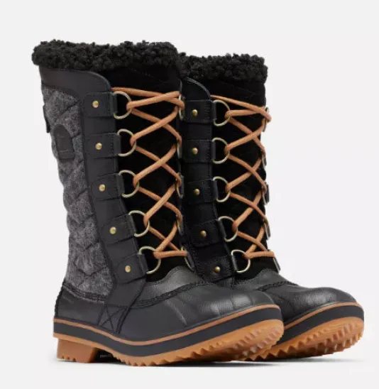 The Quilted Tall Lace Snowboot in Black Gum